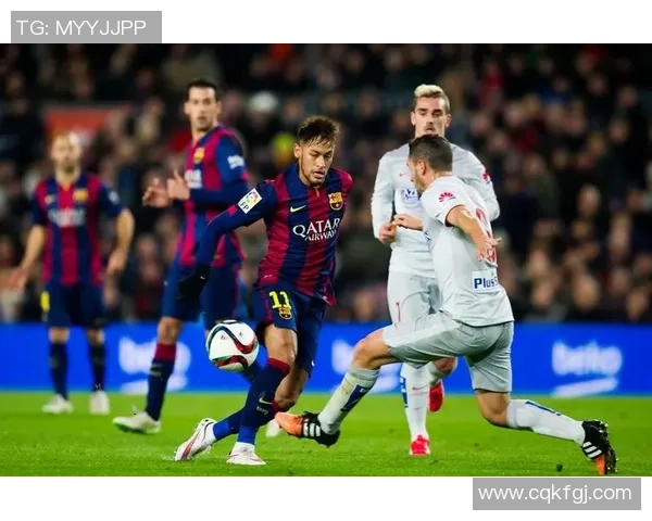 足球明星的帅气瞬间与过人技巧的精彩图片展示